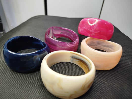 LUCITE BANGLE.